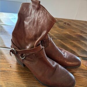 Donna Carolina Italian LEATHER booties. Size 40.5 EU. 9 US Brown COWBOY STYLE